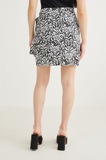 Women - Mini skirt - patterned - black / white