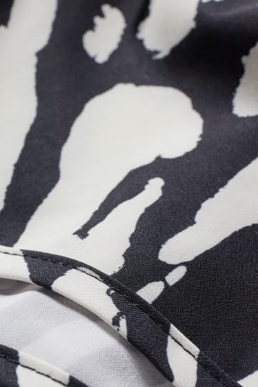 Femmes - Short de bain - LYCRA® XTRA LIFE™ - noir / blanc