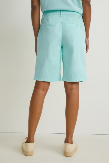 Women - Basic Bermuda shorts - mid-rise waist - mint green