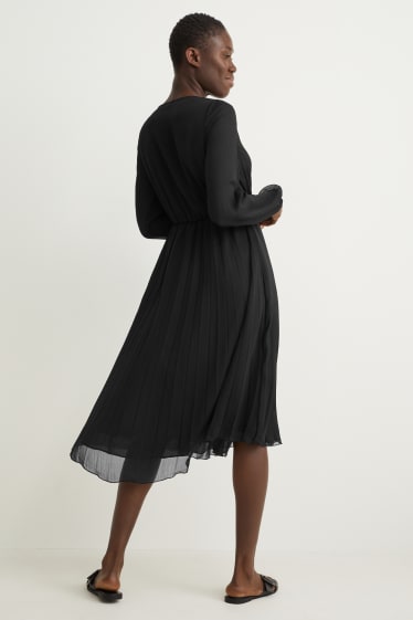 Women - Chiffon dress - pleated - black