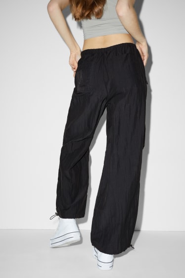 Dames - CLOCKHOUSE - parachutebroek - mid waist - straight fit - zwart