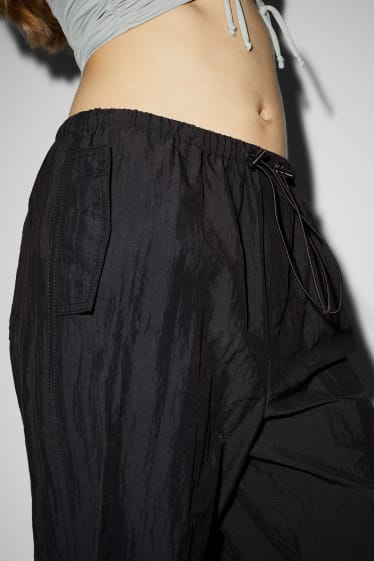 Dames - CLOCKHOUSE - parachutebroek - mid waist - straight fit - zwart