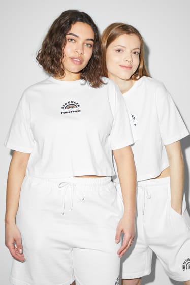 CLOCKHOUSE - camiseta crop - unisex - PRIDE - blanco