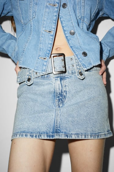 Nastolatki - CLOCKHOUSE - dżinsowa spódniczka mini z paskiem - dżins-jasnoniebieski