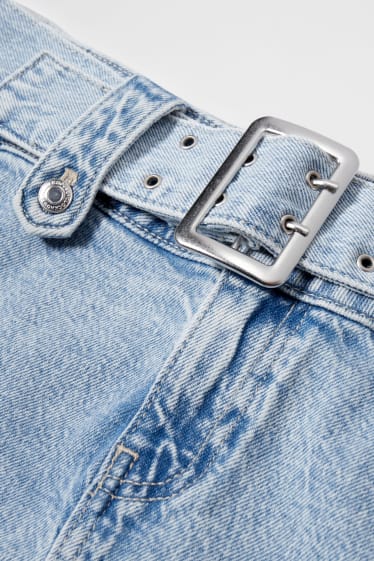 Adolescenți și tineri - CLOCKHOUSE - fustă mini din denim cu curea - denim-albastru deschis