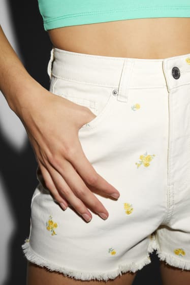 Ragazzi e giovani - CLOCKHOUSE - shorts di jeans - vita alta - a fiori - beige chiaro