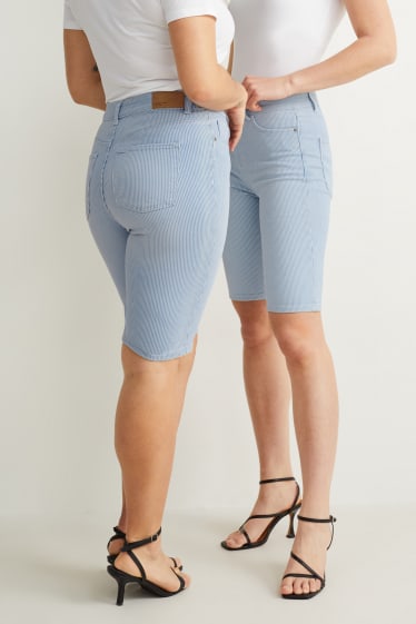 Dames - Bermuda van spijkerstof - high waist - gestreept - wit / lichtblauw