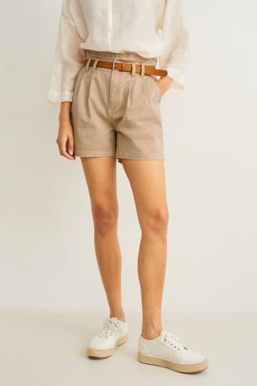 Women - Shorts with belt - high waist - beige