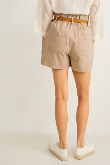 Femei - Pantaloni scurți cu curea - talie înaltă - bej