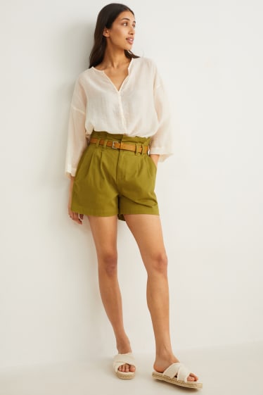 Women - Shorts with belt - high waist - green