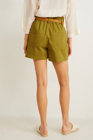 Femei - Pantaloni scurți cu curea - talie înaltă - verde