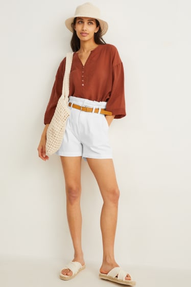 Women - Shorts with belt - high waist - white