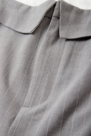 Femmes - Minijupe - fines rayures - gris