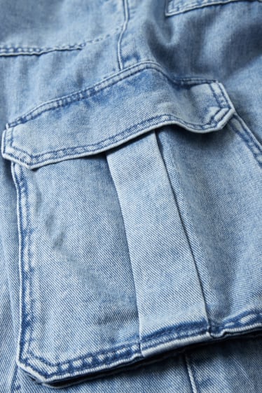Nastolatki - CLOCKHOUSE- straight cargo jeans - wysoki stan - dżins-jasnoniebieski