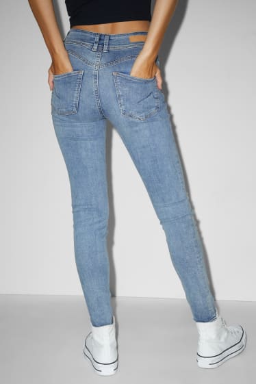 Damen - CLOCKHOUSE - Skinny Jeans - Mid Waist - Push-up-Effekt - helljeansblau