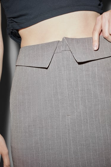 Femmes - Minijupe - fines rayures - gris
