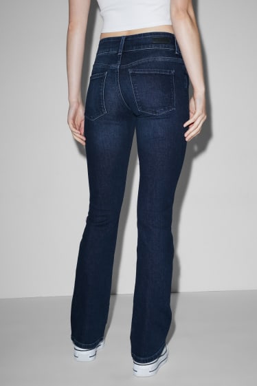 Teens & Twens - CLOCKHOUSE - Bootcut Jeans - Low Waist - LYCRA® - jeansblau