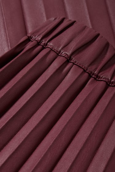 Women - Pleated skirt - faux leather - bordeaux