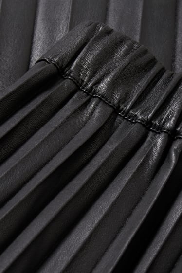 Women - Pleated skirt - faux leather - black