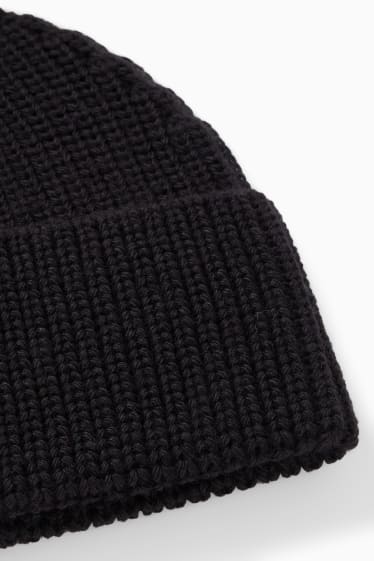 Femei - Căciulă tricotată - negru