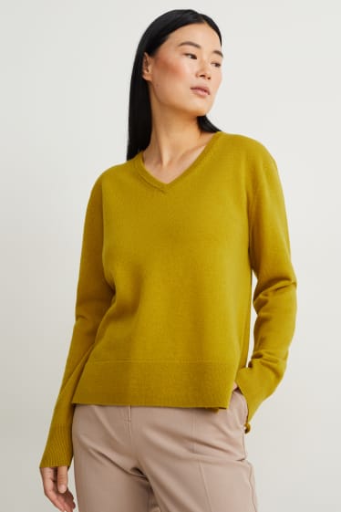 Kobiety - Sweter basic z dodatkiem kaszmiru - miks wełniany - musztardowy