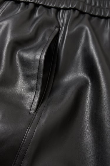 Mujer - Pantalón - high waist - tapered fit - polipiel - negro