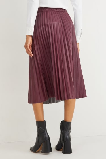 Women - Pleated skirt - faux leather - bordeaux