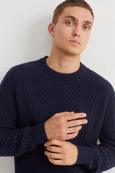 Mężczyźni - Sweter z dodatkiem kaszmiru - miks wełniany - wzór warkocza - ciemnoniebieski