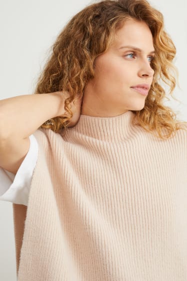 Women - Knitted slipover - light beige