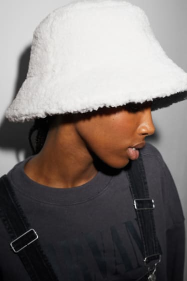 Dames - CLOCKHOUSE - hoed van teddybont - crème wit