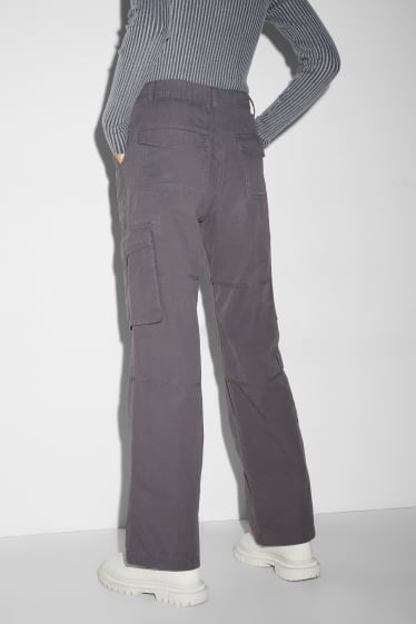 Nastolatki - CLOCKHOUSE - spodnie materiałowe - średni stan - straight fit - szary