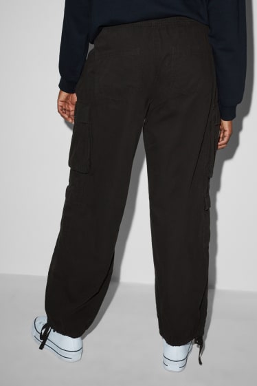 Dames - CLOCKHOUSE - cargobroek - mid waist - relaxed fit - zwart