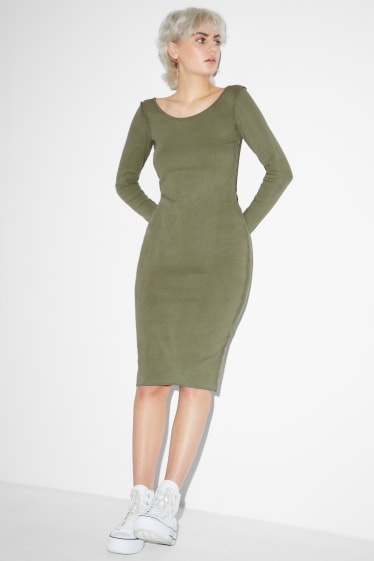 Kobiety - CLOCKHOUSE - podkreślająca figurę sukienka - zielony