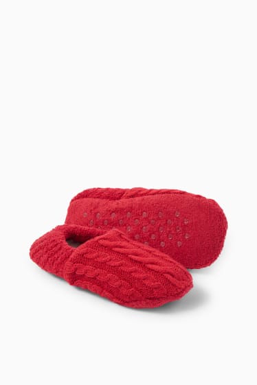 Femei - Papuci de casă tricotați - cu torsade - vișiniu