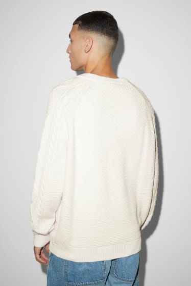 Mężczyźni - Sweter - wzór warkocza - kremowobiały