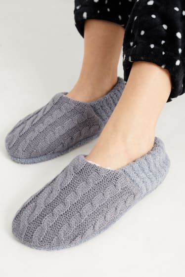 Femmes - Chaussons en maille - motif tressé - gris