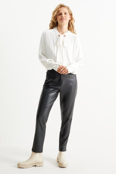 Dona - Pantalons - tapered fit - pell sintètica - negre