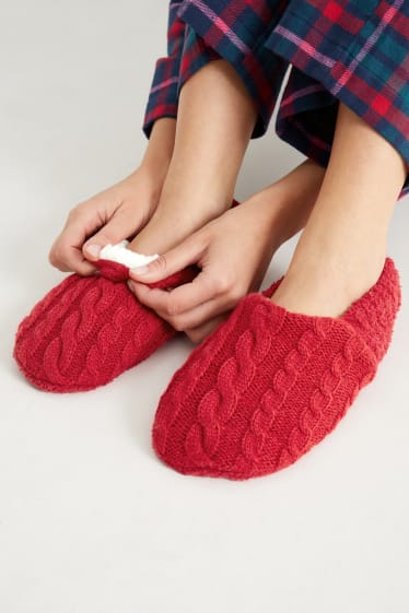 Femei - Papuci de casă tricotați - cu torsade - vișiniu