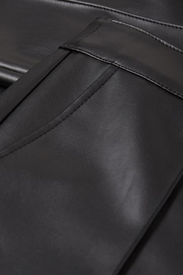 Dona - Pantalons - mid waist - bootcut fit - pell sintètica - negre