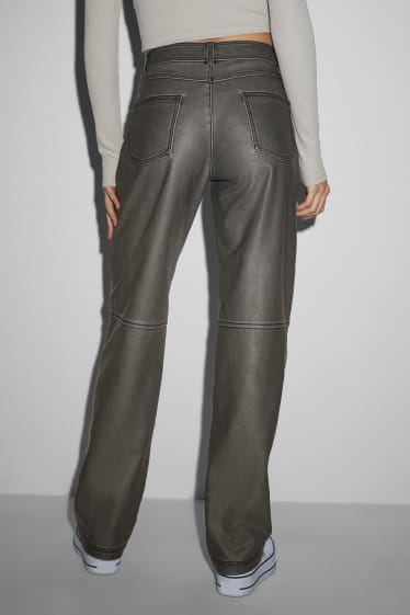 Ragazzi e giovani - CLOCKHOUSE - pantaloni - vita media - straight fit - similpelle - jeans grigio scuro