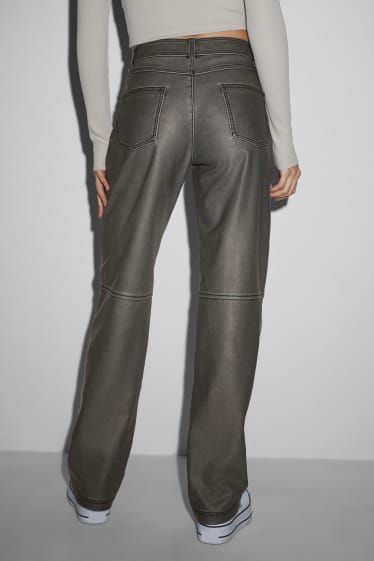 Dona - Pantalons - mid waist - straight fit - pell sintètica - texà gris fosc