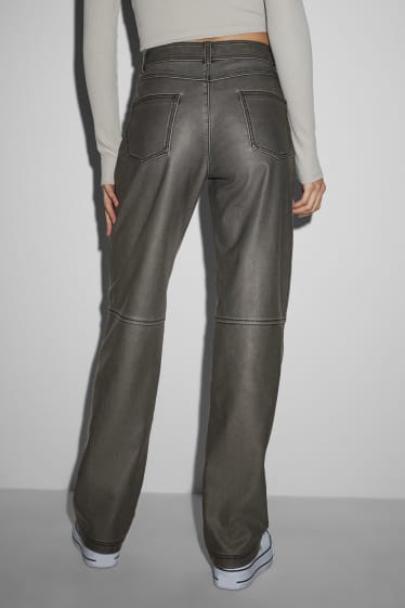 Jóvenes - CLOCKHOUSE - pantalón - mid waist - straight fit - polipiel - vaqueros - gris oscuro