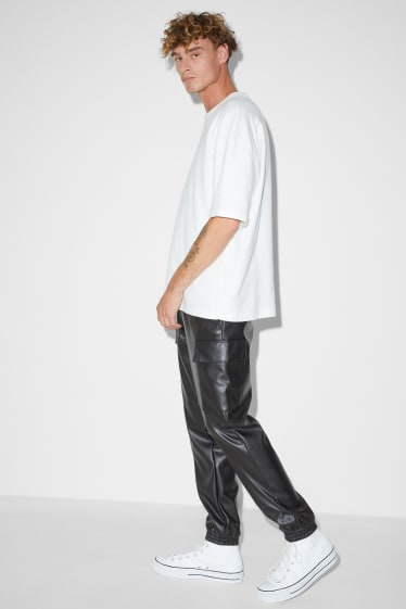 Pánské - Cargo kalhoty - relaxed fit - imitace kůže - černá