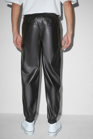 Bărbați - Pantaloni cargo - relaxed fit - imitație de piele - negru