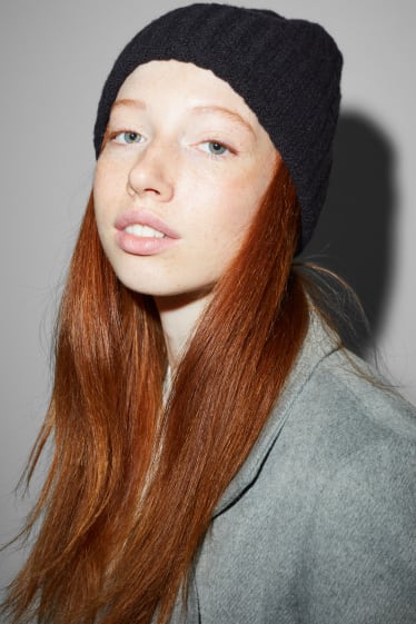 Women - Knitted hat - black