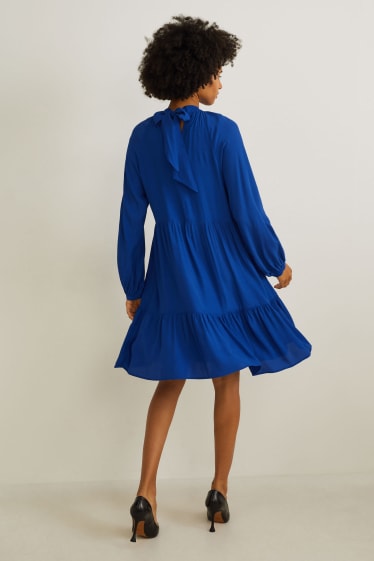 Femmes - Robe à la coupe évasée - bleu foncé
