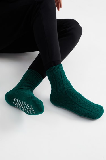 Pánské - Protiskluzové ponožky - s copánkovým vzorem - tmavozelená