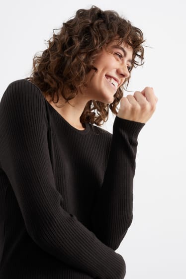Femei - Rochie din tricot basic care evidențiază silueta - negru