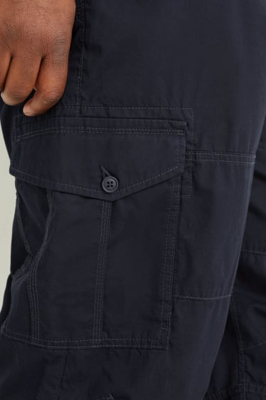 Home - Pantalons curts cargo amb cinturó - regular fit - blau fosc