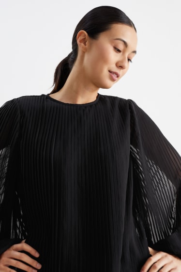 Women - Plissé blouse - black